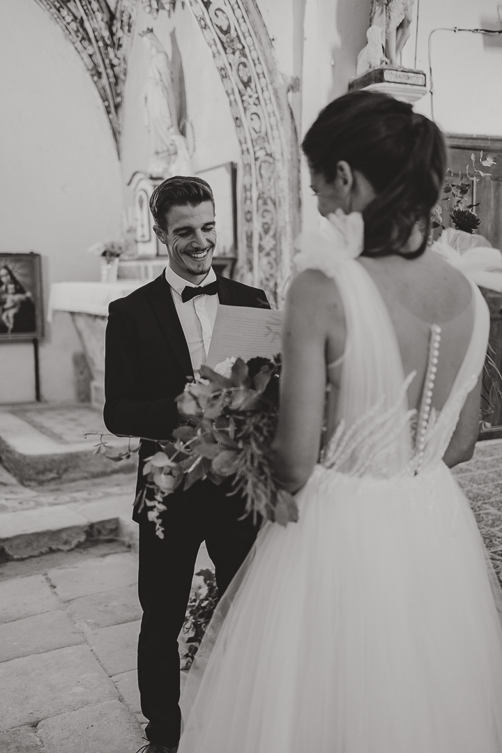 Photographe de mariage à Saint-Aubin-du-Cormier, capturant l'élégance et la beauté du lieu pour une cérémonie authentique et mémorable.