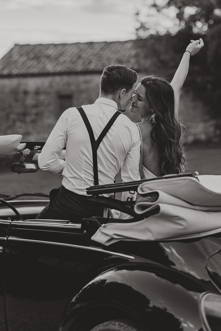 Éclats de rire pendant le vin d’honneur – Mariage champêtre en Bretagne