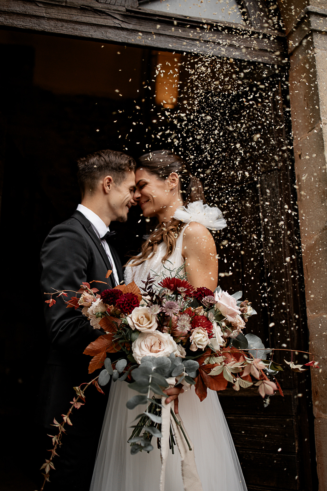 Moment volé entre les mariés – Reportage de mariage lumineux