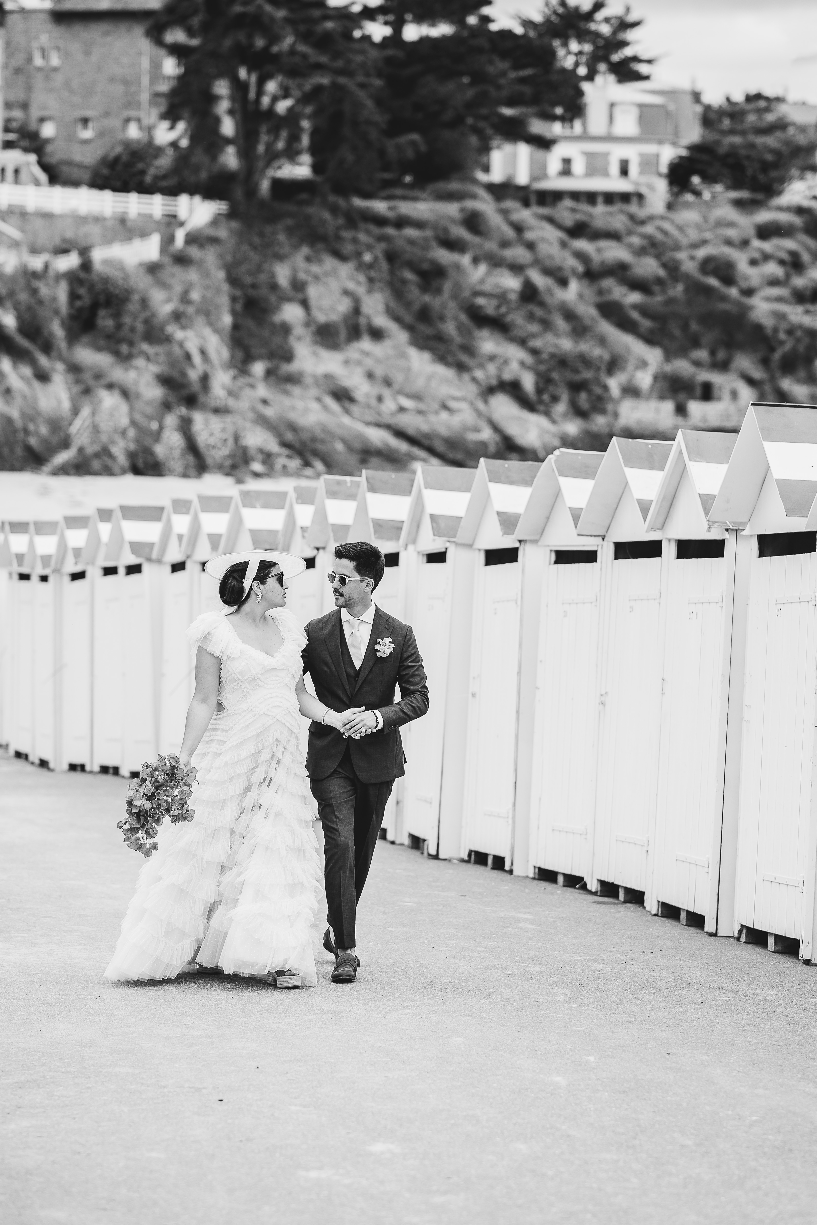 Détails de décoration de mariage à Dinan, Bretagne, atmosphère intime et élégante, fleurs et accessoires.