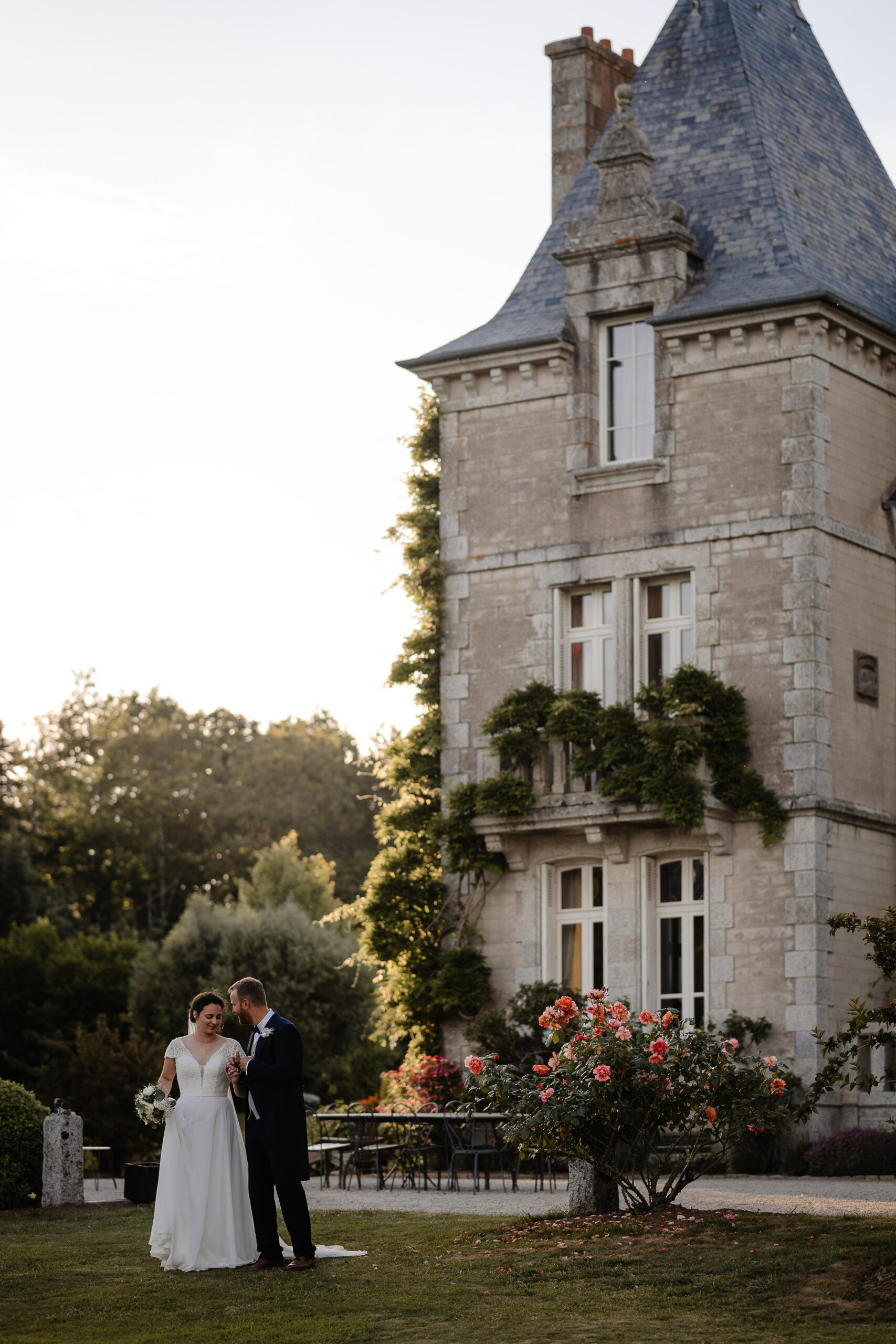 Capture des instants magiques d'un mariage en Bretagne, avec des paysages pittoresques et une ambiance chaleureuse, créant des souvenirs inoubliables.