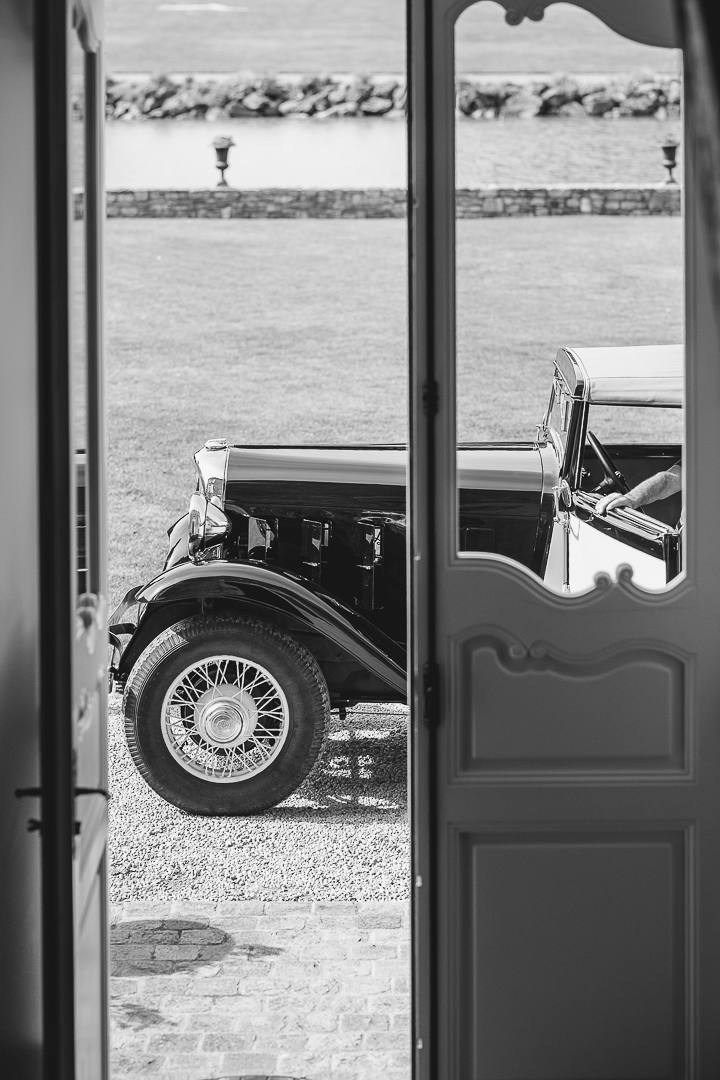 Voiture de mariage élégante au Domaine de la Giraudais en Bretagne