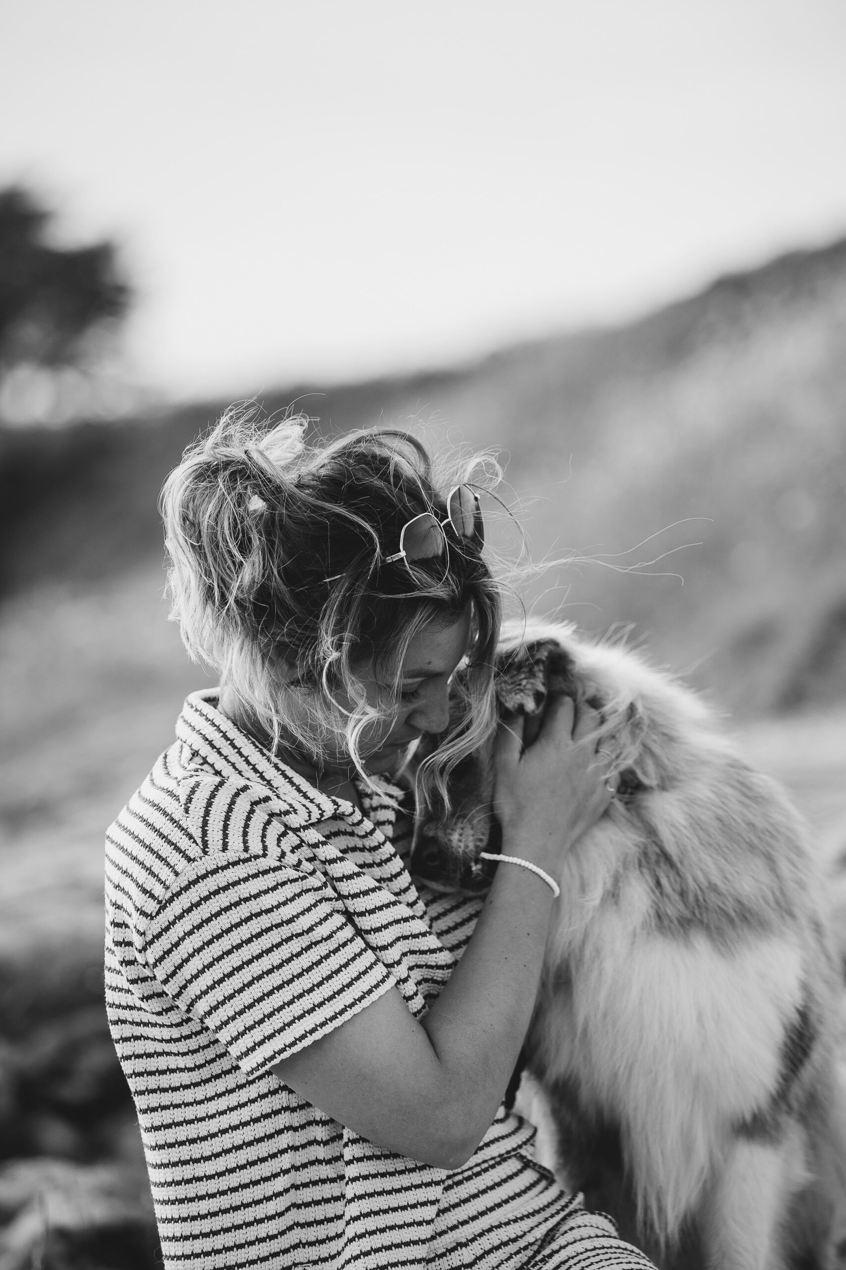 Femme marchant avec son chien au bord de l’eau à Saint-Malo lors d’une séance photo lifestyle