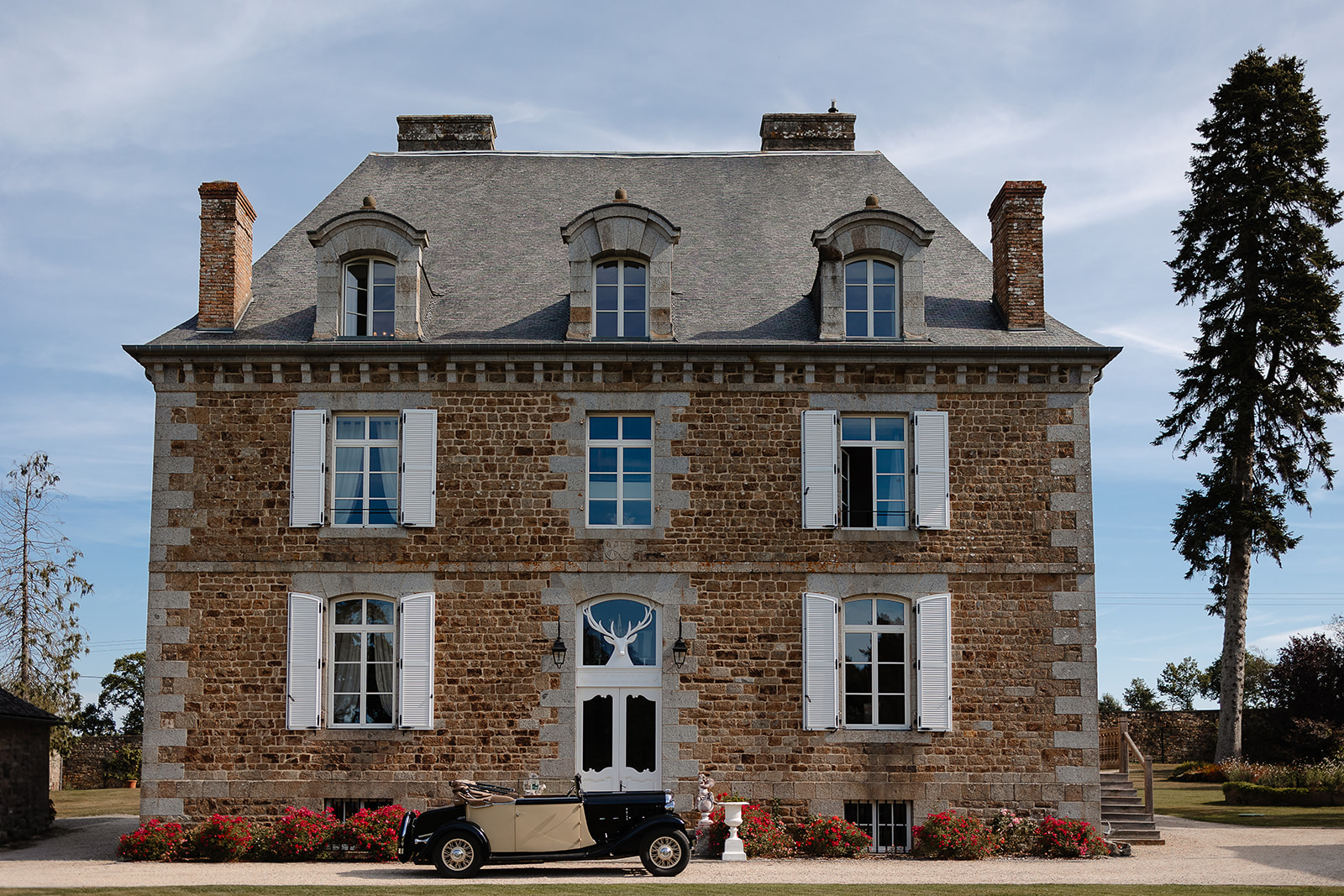 alt="Préparatifs de la mariée au Château de la Giraudais — reportage mariage chic en Bretagne"