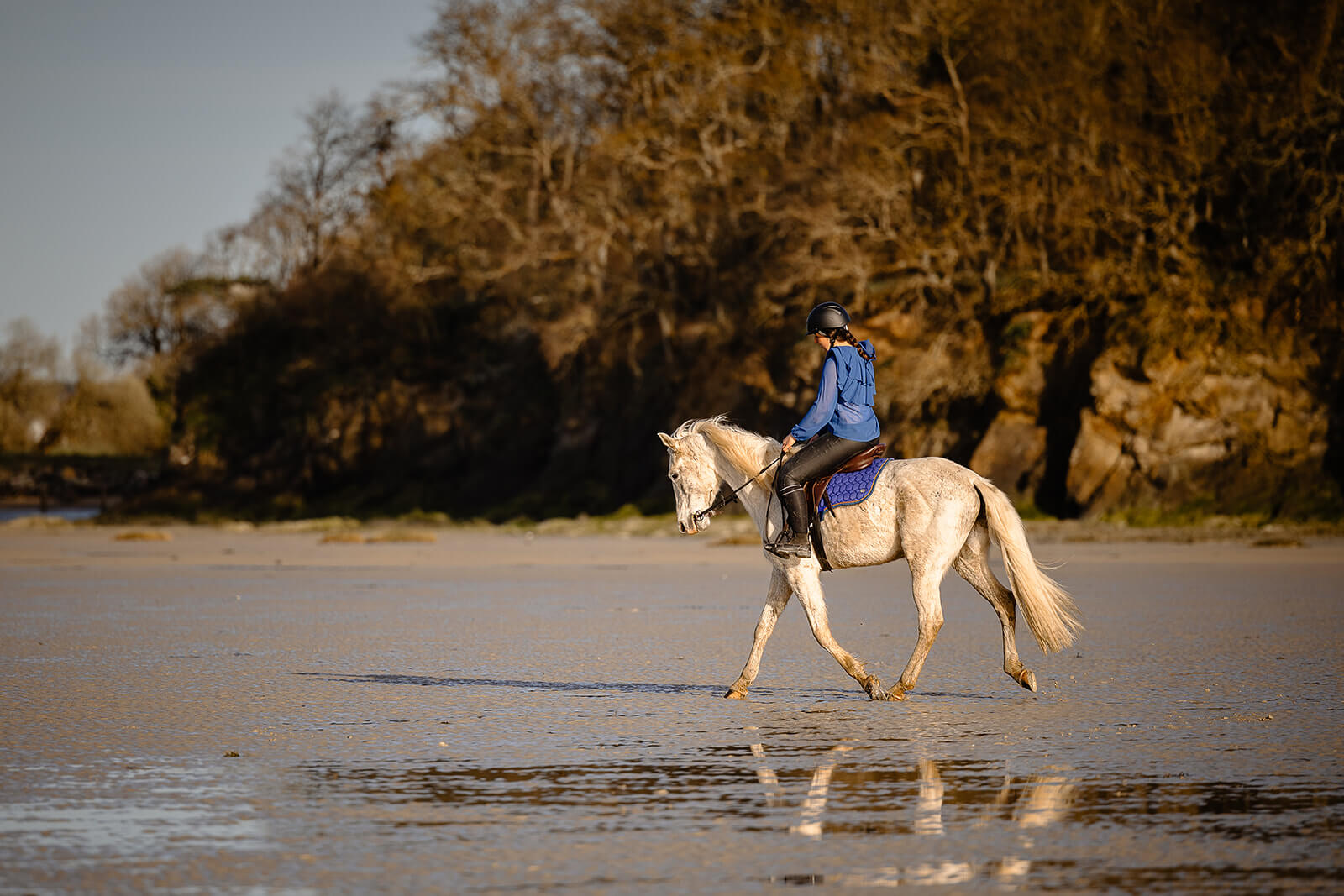 Cavalière enlacée avec son cheval sur la plage de Saint-Jacut-de-la-Mer, reportage photo naturel