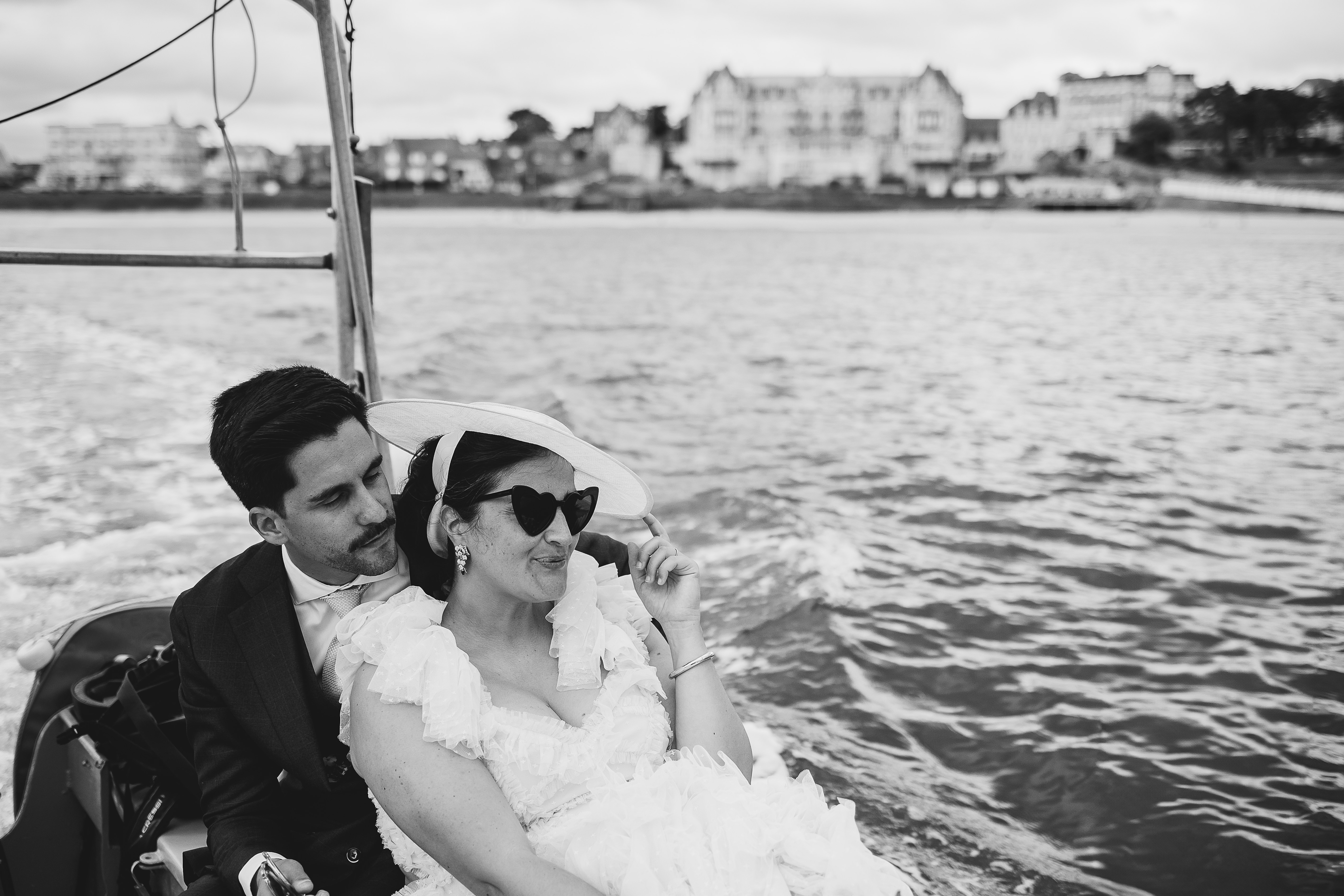 Photographe mariage Rennes Bretagne – portrait de couple romantique en bord de mer breton