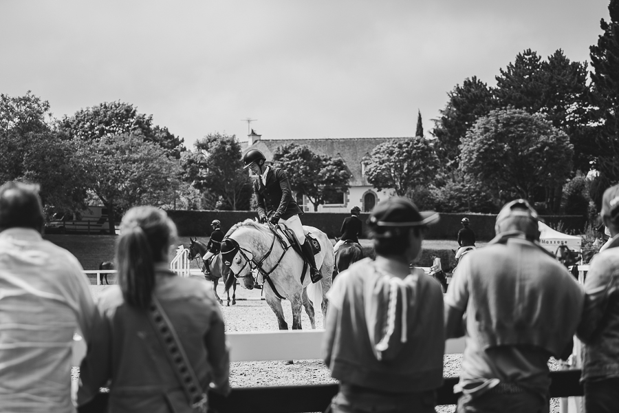 Cavalier saluant le public depuis la piste d’échauffement lors du concours hippique de Dinard