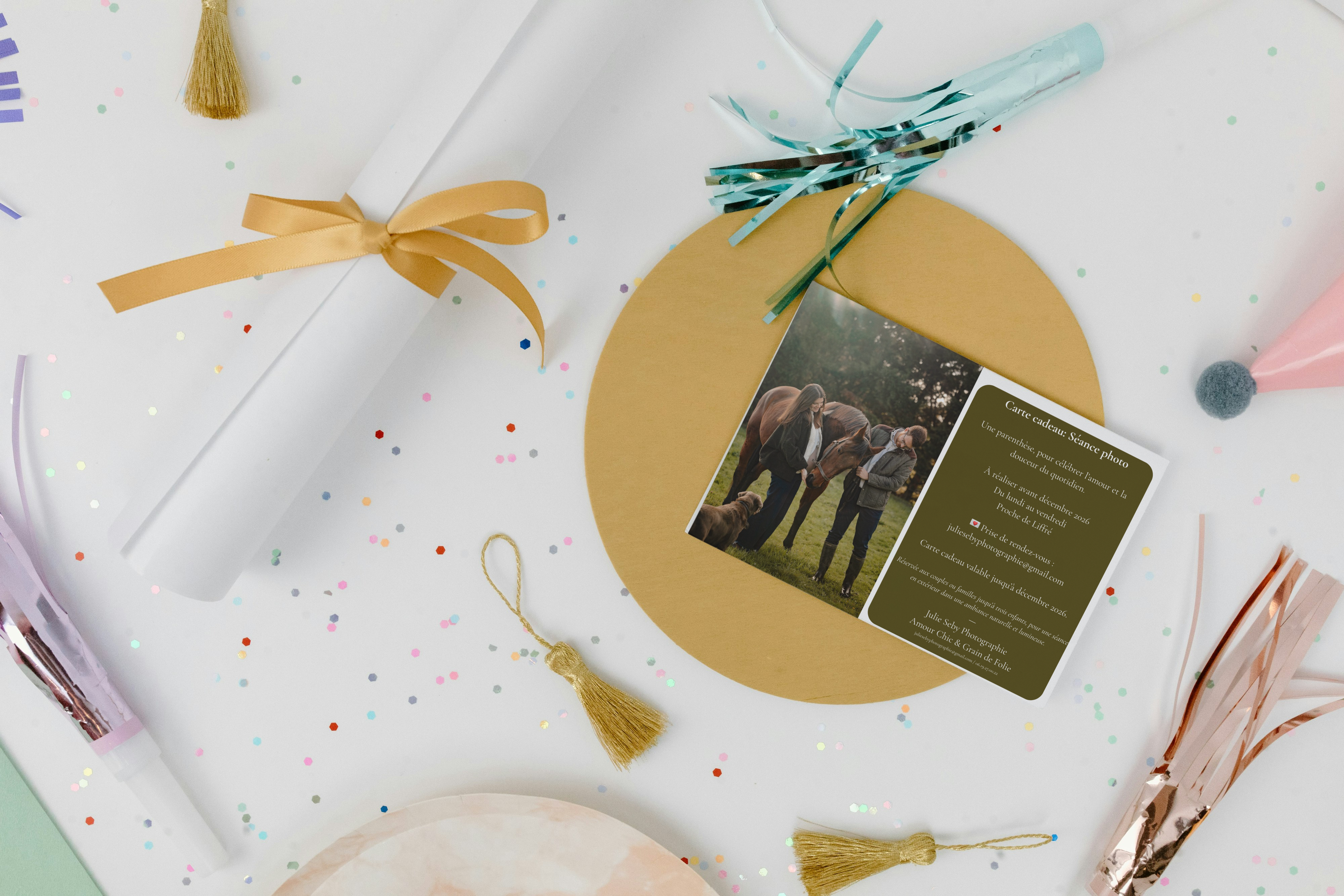 Carte cadeau photographique posée sur une table de fête avec rubans et confettis, représentant une séance photo équestre en Bretagne – idée cadeau élégante signée Julie Séby Photographie