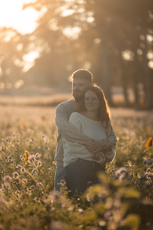 Séance engagement à Liffré dans les fleurs sauvages au coucher du soleil