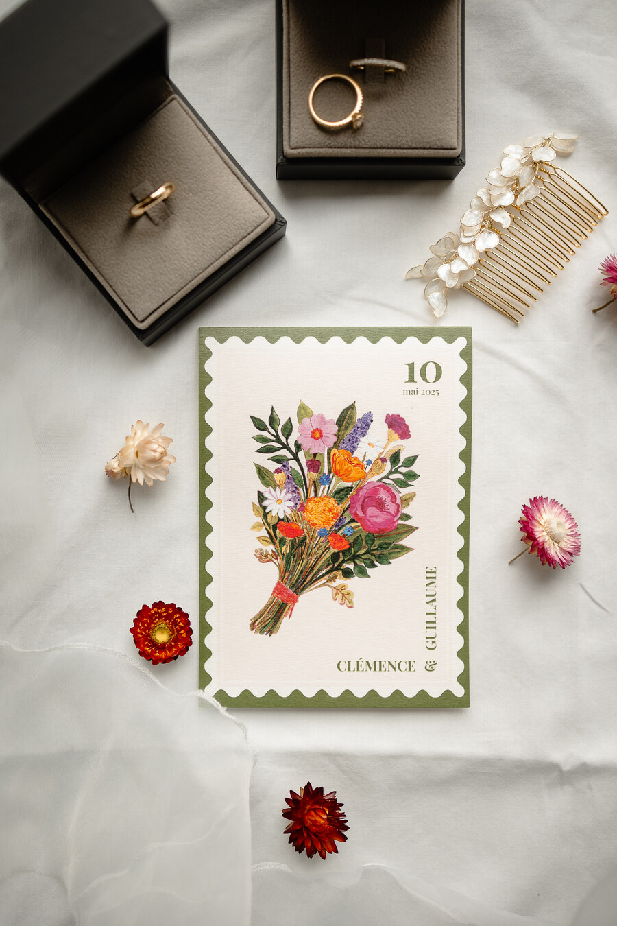 Faire-part floral, alliances et accessoires élégants de Clémence et Guillaume – Photographe mariage Bretagne au Manoir de la Mare