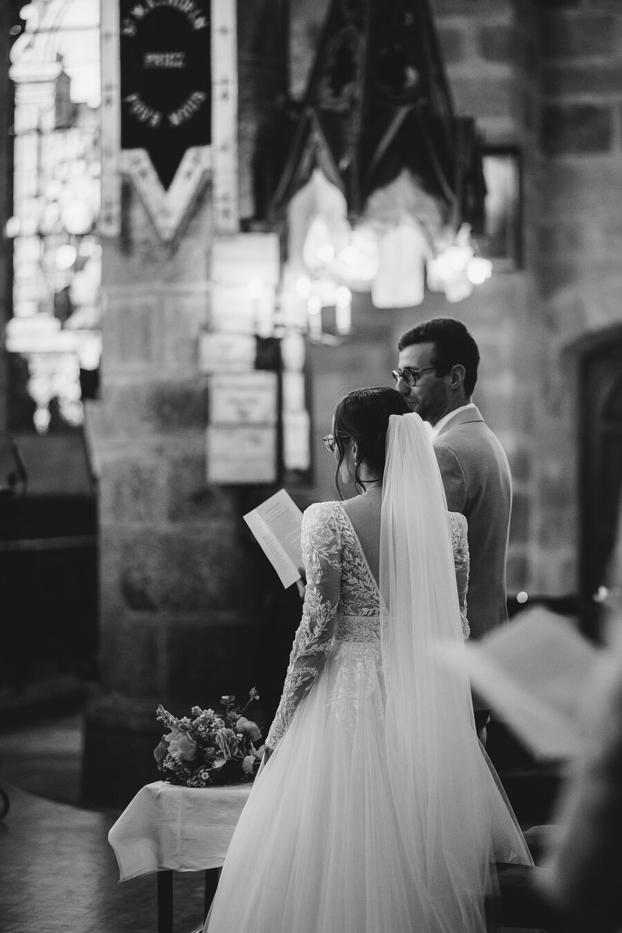 Les mariés durant la messe à l’église