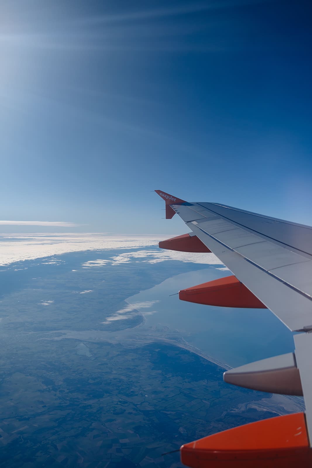 Vue depuis le hublot d'un avion EasyJet survolant la campagne verdoyante avant l'atterrissage à Édimbourg.