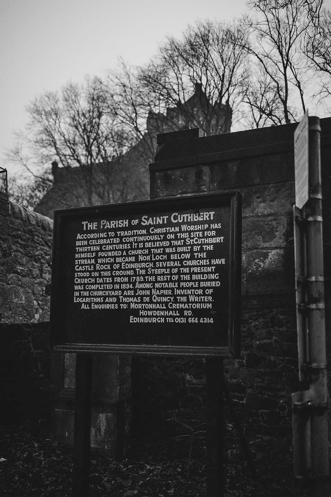 Panneau noir écrit en blanc détaillant l'histoire de la Parish of Saint Cuthbert à Édimbourg, mentionnant John Napier et Thomas De Quincey.