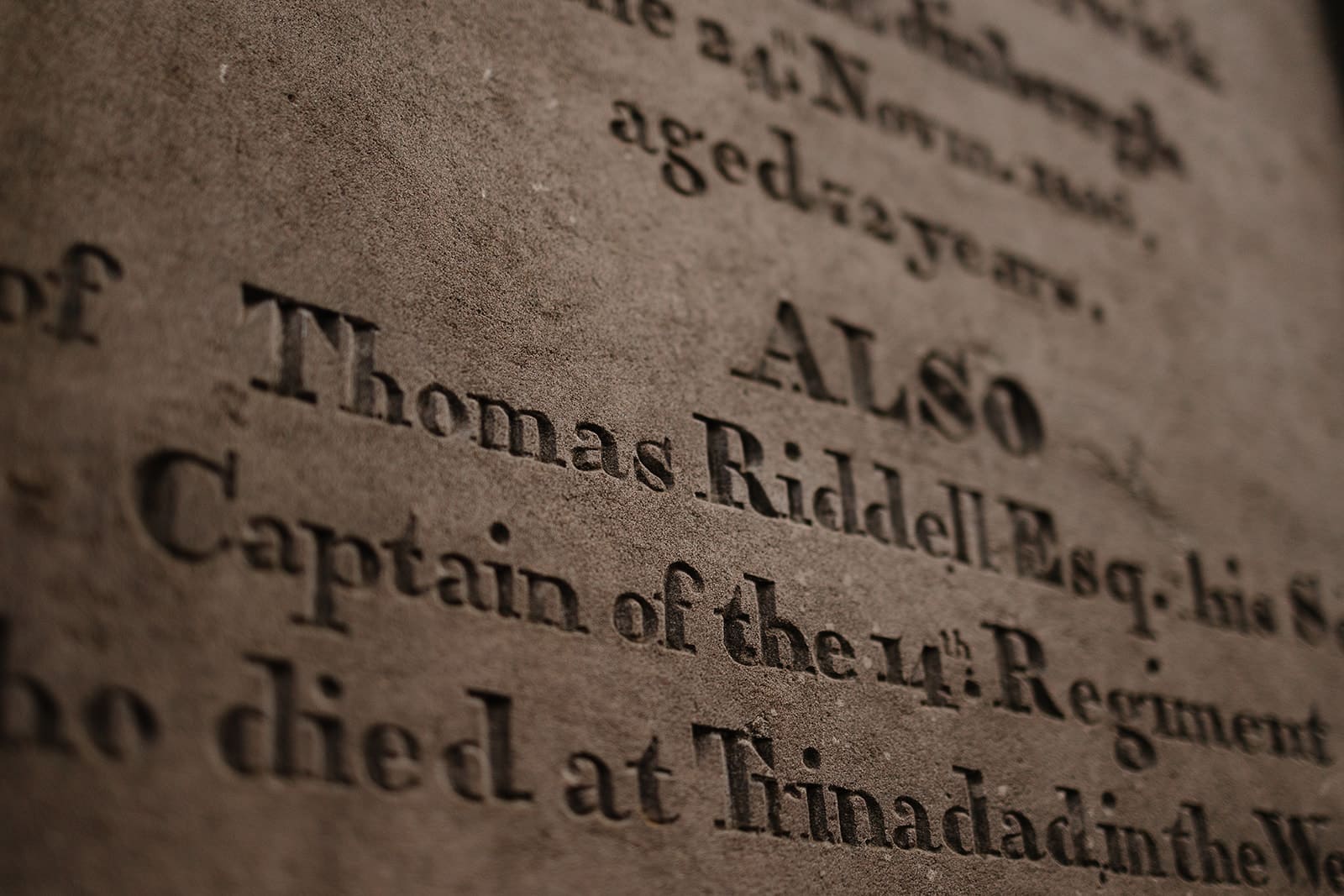Gros plan sur une pierre tombale gravée au nom de "Thomas Riddell Esq", ayant inspiré le nom civil de Lord Voldemort à J.K. Rowling.