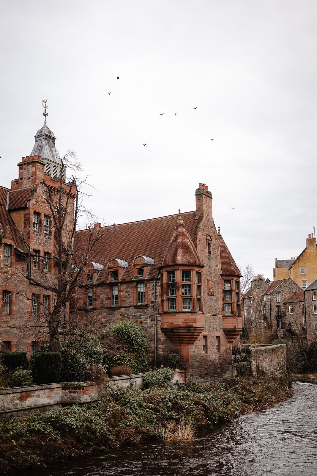 Vue sur les maisons colorées en briques rouges et en pierre au bord de la rivière Water of Leith à Dean Village, Édimbourg.