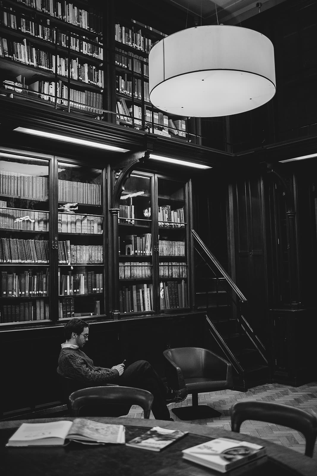 Intérieur d'une librairie indépendante à Édimbourg avec des livres anciens, des boiseries sombres et une ambiance chaleureuse.
