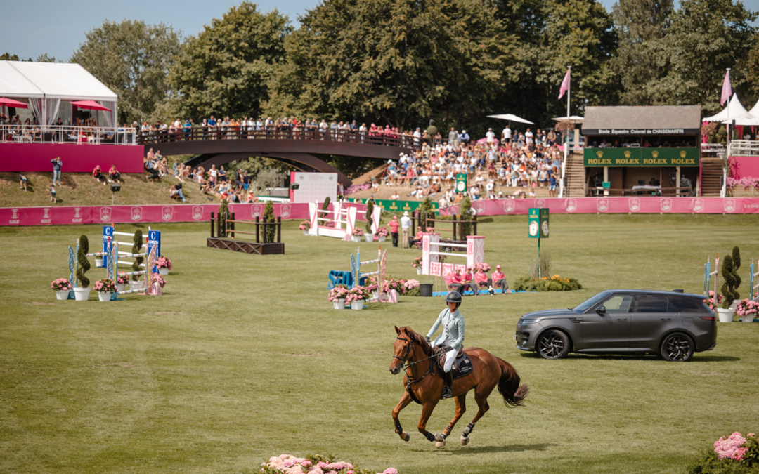 Cavalière sur le terrain du Val Porée lors du CSI de Dinard en Bretagne